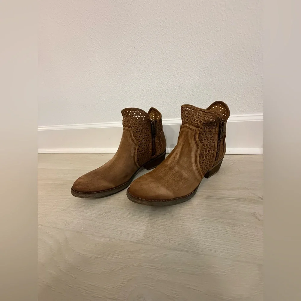 NWOT Circle G by Corral Laser Cut Leather Ankle Boot - Picture 2 of 12